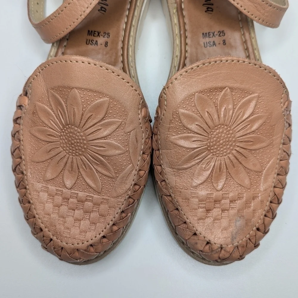Macarena Collection tan leather Huarache sandals tan die cut sunflower size 8